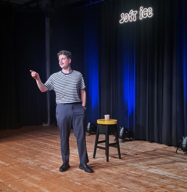 Nur eine Bühne, ein Hocker und die Leuchtschrift «Soft Ice»: Nur damit und mit seiner unglaublichen Präsenz fesselte Dominik Muheim sein Publikum einen ganzen Abend lang.