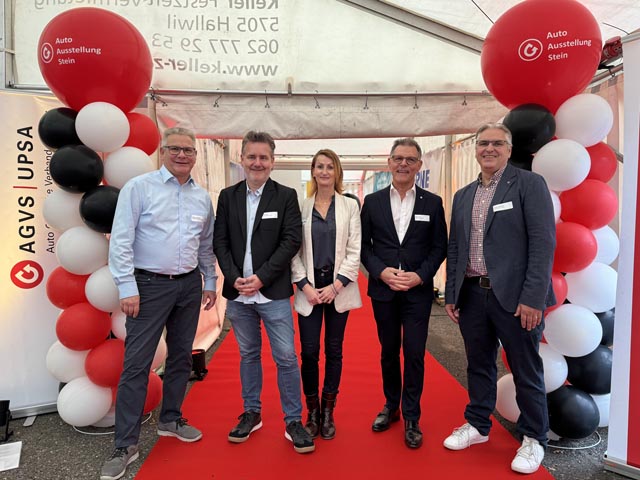 Gruppenbild beim VIP-Apéro (von links): Patrick Uebelmann, Vorstand beim GEREF, Chris Regez, CR Communications, Sarah Brutschi, Gemeinderätin in Stein, Heinz Frei, Vizepräsident des AGVS, André Hoffmann, Präsident des AGVS. Foto: Lilia Staiger