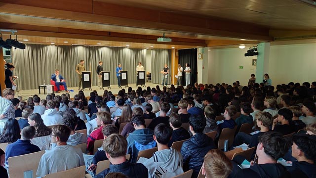 Von links: Christoph Riner (SVP), Rolf Schmid (SP), Ruben Brönnimann (Junge Grüne), Bea Bieber (GLP) und Nicola Richli (Jungfreisinnige). Foto: zVg