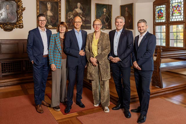 (ps) Der neu gewählte Stadtrat für die Amtsperiode 2026 bis 2029 hat an seiner konstituierenden Sitzung die Ressorts verteilt. Die neue Stadtpräsidentin Claudia Rohrer übernimmt die präsidialen Aufgaben und behält das Ressort Bau und Planung. Vizepräsident Benjamin Steiger übernimmt das Ressort Finanzen und Ressourcen, Stadtrat Joël Lässer das Ressort Sicherheit und Verkehr. Die übrigen Mitglieder behalten ihre Zuständigkeiten.  Bereits Mitte Juni 2025 wählten die Rheinfelderinnen und Rheinfelder ihren Stadtrat für die Amtsperiode 2026 bis 2029 und Ende September wurden Claudia Rohrer (SP) als Stadtpräsidentin und Benjamin Steiger (parteilos) als Vizepräsident gewählt.  Am vergangenen Montag trat der Stadtrat nun in seiner neuen Zusammensetzung erstmals zusammen. In der konstituierenden Sitzung wurden die Ressorts für die kommende Amtsperiode verteilt.   Kontinuität bei den Bisherigen   Die neue Stadtpräsidentin Claudia Rohrer behält das Ressort Bau und Planung, welchem sie als Stadträtin schon in der letzten Amtsperiode vorstand. Von ihrem Vorgänger Franco Mazzi übernimmt sie die präsidialen Aufgaben, wozu unter anderem die Verwaltungsorganisation und das Personalwesen gehören.   Der neue Vizepräsident Benjamin Steiger übernimmt das Ressort Finanzen und Ressourcen, welches bisher der abtretende Stadtammann Franco Mazzi verantwortete.   Der neue Stadtrat Joël Lässer (parteilos) übernimmt das Ressort Sicherheit und Verkehr vom abtretenden Stadtrat Walter Jucker.   Die übrigen Mitglieder behalten ihre Zuständigkeiten: Stadtrat Dominik Burkhardt (GLP) zeichnet weiterhin für das Ressort Soziales und Gesundheit verantwortlich und Stadträtin Susanna Schlittler (FDP) behält auch in der neuen Amtsperiode das Ressort Bildung, Jugend, Kultur und Sport.  Unser Bild: Der neue Stadtrat Rheinfelden (v.l.) mit Stadtschreiber Roger Erdin, Stadträtin Susanna Schlittler (FDP), Stadtrat Dominik Burkhardt (GLP), Stadtpräsidentin Claudia Rohrer (SP), Vizepräsident Benjamin Steiger (parteilos) und Stadtrat Joël Lässer (parteilos).Foto: Markus Raub