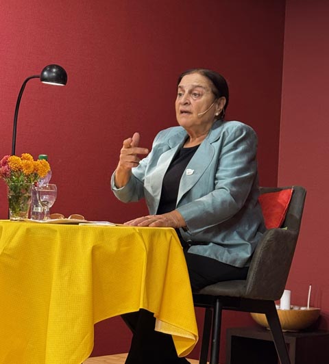 Sumaya Farhat Naser sprach im Reformierten Kirchgemeindezentrum Zuzgen. Foto: Fritz Imhof