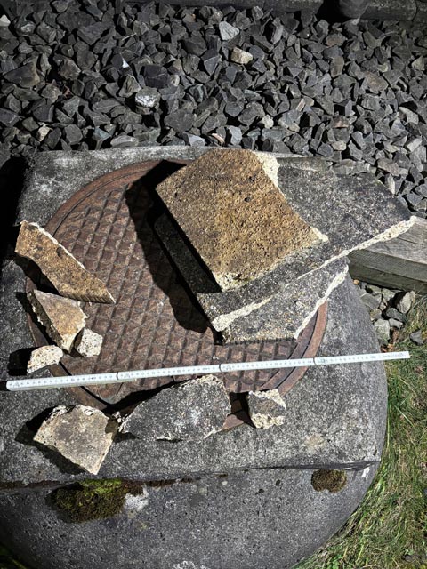 Auf ein Auto wurden Steine geworfen.