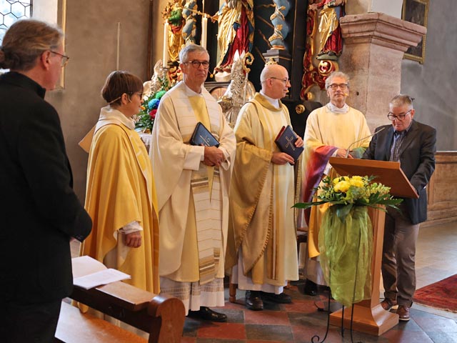 Die vier Geistlichen Hannah Audebert (von links), Stephan Feldhaus, Christian Edringer und Peter Feenstra. Am Mikrofon der Kirchenpflegepräsident Silvio Iotti. Fotos: Janine Tschopp