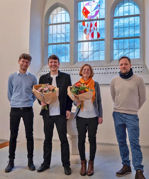 Von links: Vikar Felix Berki, Pfarrer Jonas Meier, Pfarrerin Laura Klingenberg und Kirchenpflegepräsident Dr. med. Roland Arnold; darüber das Fenster mit der Taube in der reformierten Kirche Rheinfelden. Foto: Klaus-Christian Hirte