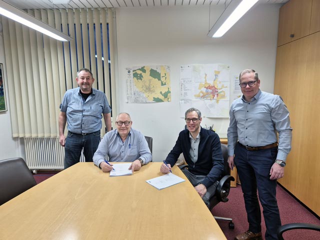Ruedi Schmid (Gemeinde Hägglingen, Vizeammann), Franz Schaad (Gemeinde Hägglingen, Gemeindeammann), David Gautschi (AEW Energie AG, Leiter Geschäftsbereich Produktion) und Daniel Wernli (AEW Energie AG, Leiter Wärmeproduktion), von links nach rechts
