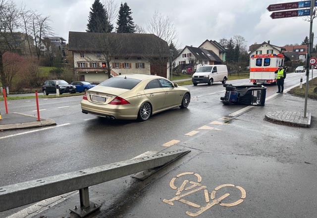In Wohlenschwil stiess ein Auto mit einem elektrischen Seniorenmobil zusammen.