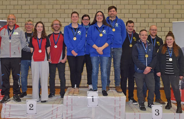 Die Medaillengewinner der Aargauer Gruppenmeisterschaft Gewehr 10 m (von links): Frick, Buchs und Murgenthal. Foto: wr