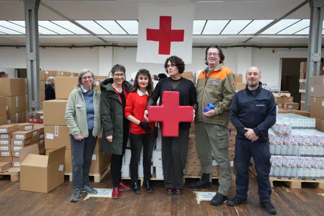 Von links nach rechts: Marie-Helen Roniger (Verantwortliche «2 x Weihnachten»), Colette Basler (SP Grossrätin im Kanton Aargau), Regula Kiechle (Geschäftsführerin SRK Kanton Aargau), Patti Basler (Kabarettistin, Satirikerin und Autorin), Major Jochen Külling (Kompaniekommandant Stabskompanie / Chef Infrastruktur), Major Sandro Magistretti (Kommandant Zivilschutzorganisation/ Chef RFO)