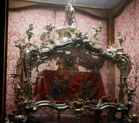 Der berühmte Rokoko-Schrein mit dem Gebeinen des heiligen Fridolin aus dem Bad Säckinger Münster