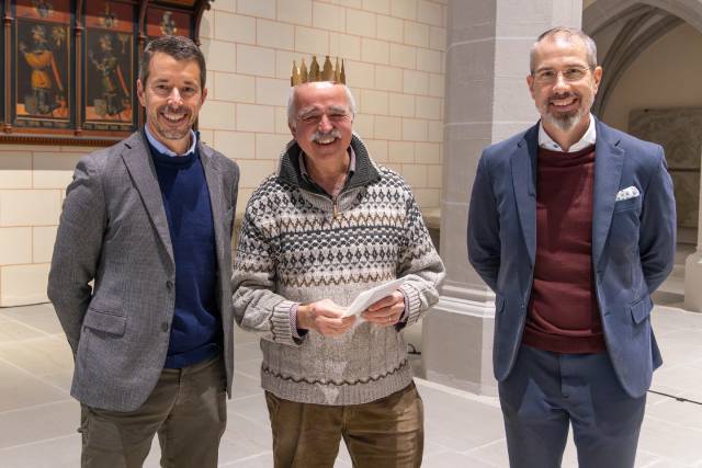 Eröffnung des Museumsjahres 2026 im Kloster Königsfelden: Der Aargauer König Christoph Benz (Mitte) sowie Dr. Georg Matter, Leiter Abteilung Kultur Kanton Aargau (links) und Dr. Marco Sigg, Direktor Museum Aargau
