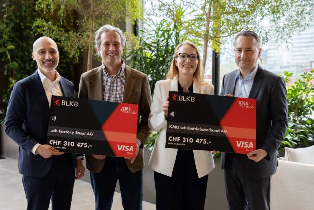 Das Bild zeigt (von links) Patrick Tschudin (BLKB), Martin Günter-Pavel (Jobfactory in Basel), Renate Wunderlin (KMU Lehrbetriebsverbund AG), Levent Kuru (BLKB).