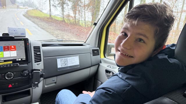 Matteo fährt in einer Ambulanz auf dem Beifahrersitz mit. Foto: zVg &nbsp;