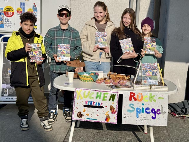 Beim «Boll» und vor dem Volg boten Fünft- und Sechstklässler der Primarschule Kaisten den Kaister Rückspiegel, zusammen mit verlockend Süssem, zum Kauf an. Foto: Urs Müller