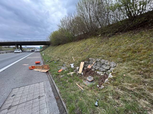 Von der Notrufsäule ist nicht viel übrig geblieben.