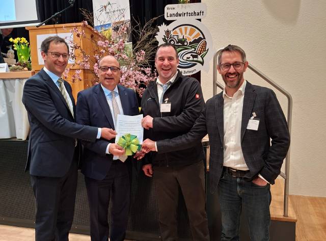 Übergabe der Resolution an Regierungsrat Dr. Markus Dieth (BVA-Präsident Christoph Hagenbuch, Regierungsrat Dr. Markus Dieth, Vorstandsmitglied Patrik Huber und Geschäftsführer Ralf Bucher von links)