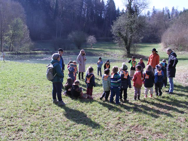 Kindergärtner lauschen dem Glögglifrosch. Foto: zVg