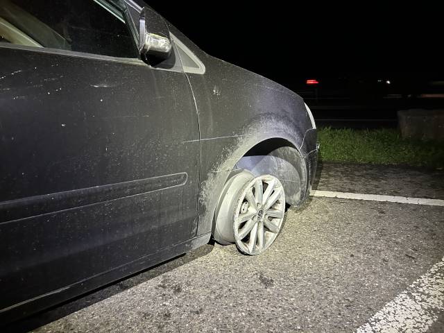 Ein betrunkener Fahrer war mit fehlendem Reifen unterwegs.