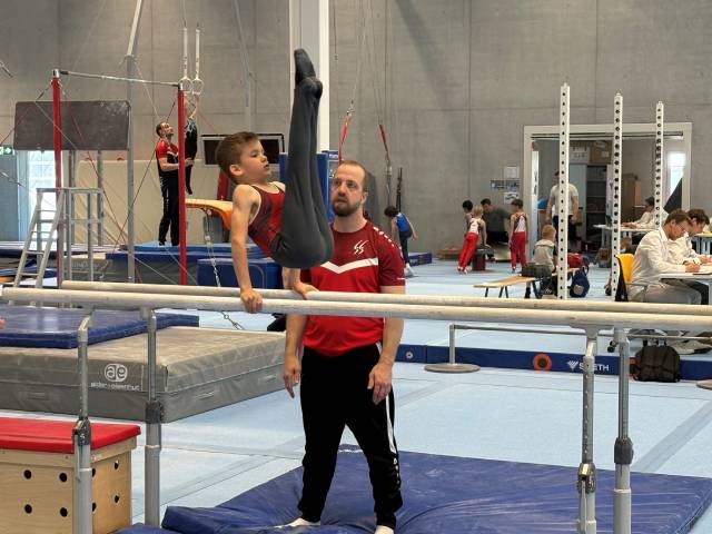 Fynn Obrist beim Spitzwinkel mit Trainer Florian Stadelmann