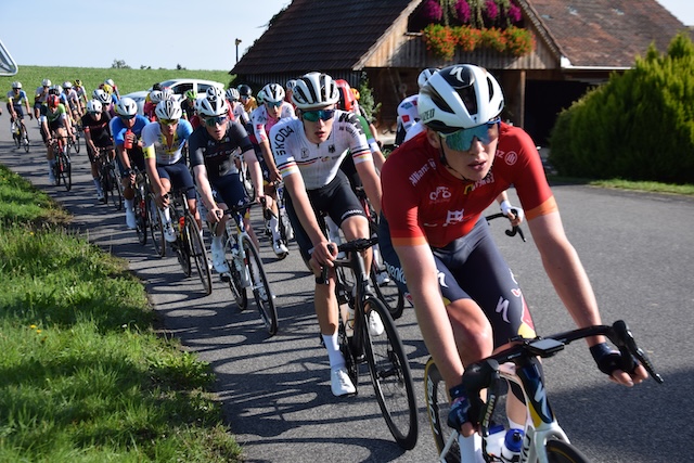 Der GP Rüeblilandtross in idyllischer Umgebung unterwegs. Vorne der letztjährige Gesamtsieger Karl Herzog (Deutschland). Foto: Markus Schenk