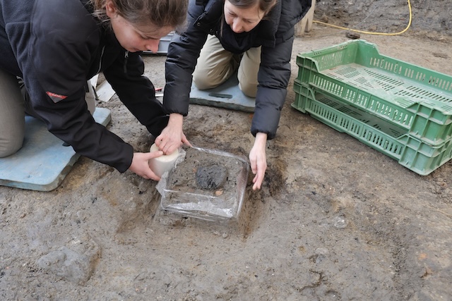 Blockbergung des verkohlten römischen Brotes durch Restauratorinnen. Foto: © Kanton Aargau