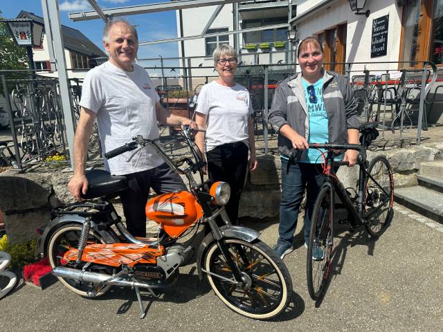 Er brachte den Stein oder besser die Zweiräder ins Rollen: Robert Probst mit seiner Frau Caroline und VMC-Vizepräsidentin Sonja Basler. Das Mofa hat Robert Probst übrigens für seine Frau in Schuss gebracht und mit einer speziellen Lackierung versehen (natürlich in Oranje für die gebürtige Niederländerin). Foto: Sonja Fasler