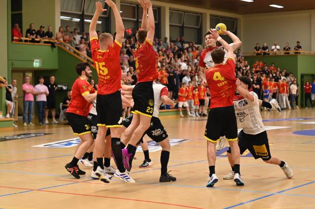 Die letzte gute Abwehrreaktion gegen Yellow/Pfadi rettet den einen Punkt. Foto: Christine Steck