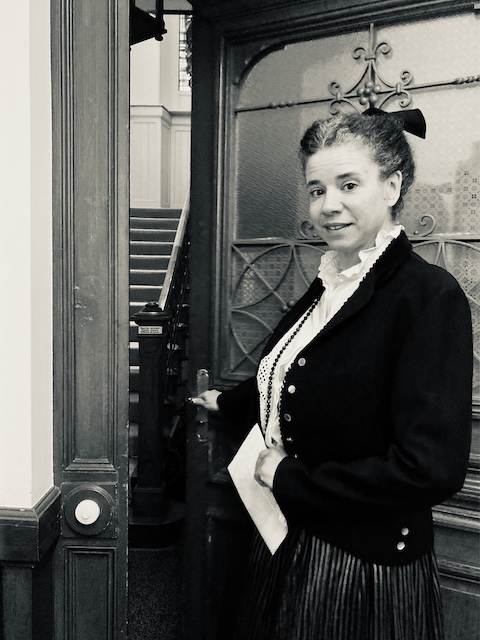 Susanne Ammann als Marie Habich-Dietschy (1844–1909) in der Sonnenstube des Fricktaler Museums. Foto © Fricktaler Museum