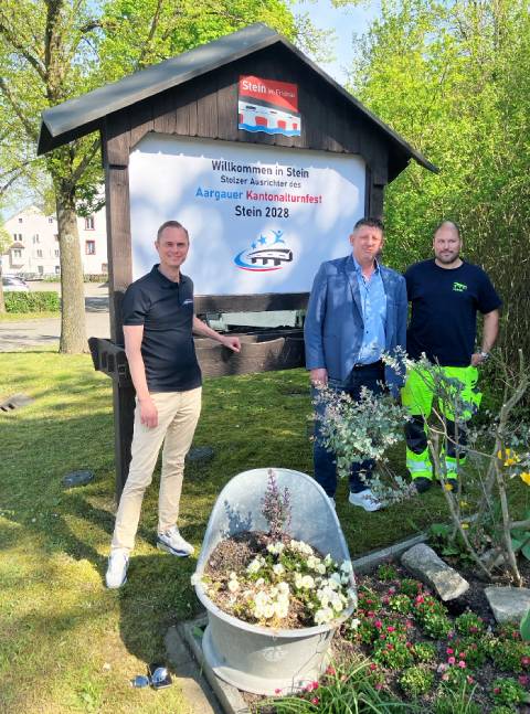 Bild: Die Ortseingangstafeln sind montiert: OK-Präsident Maik Born, Gemeindeammann Beat Käser und Bauamt-Teamleiter Patrick Schafroth (von links). Foto: zVg