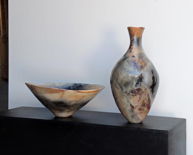 Rauchbrandkeramik von Frauke Roloff; Schale und Vase; grosses Ensemble, 2025. Foto: Frauke Roloff