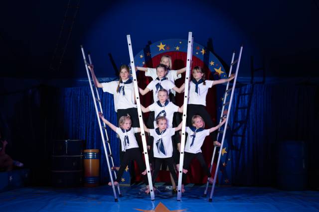 Gemeinsam hoch hinaus: Bei der Leiterakrobatik zeigen die Kinder eindrücklich, wie viel Vertrauen und Teamarbeit in ihnen steckt. Foto: zVg