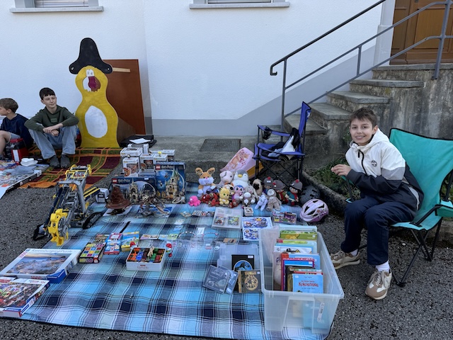 Andrin, 13, verkaufte zum zweiten Mal am Kinderflohmarkt des Dorfmarkts (ganz rechts im Bild).  Foto: Lilia Staiger
