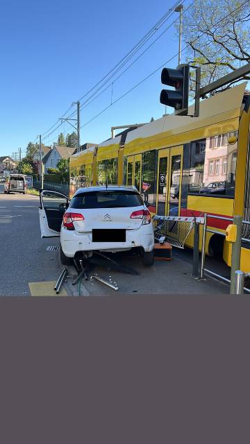 Die Fahrzeuglenkerin wurde bei der Kollision mit einem Tram verletzt.