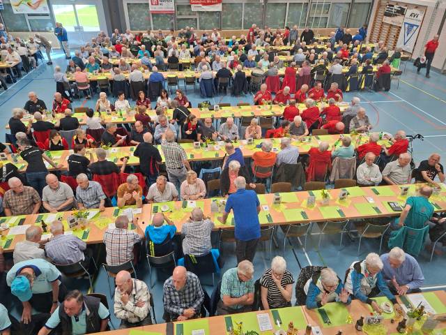 Blick auf die rund 450 teilnehmenden Turnveteranen der Landsgemeinde. Foto: zVg