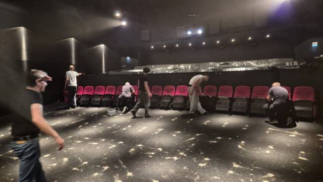 Beim Herausreissen der alten Stühle war jede Unterstützung Gold wert. Foto: zVg