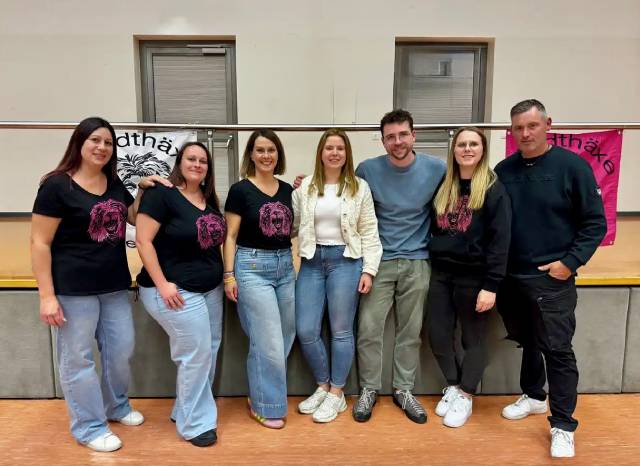 Von links: Sandra Gallmann (Tourhäx), Alex von Stokar (Schriiberhäx), Vicky Scaduto (Zachterhäx), Natalie Gottschling (Vizehäx), Sebastian Zimmermann (Oberhäx), Linda Oeschger (Häxefüürhäx), Thomas Schmidt (Bauchefhäx); Maribel Lopez (Häxeefüürhäx) fehlt. Foto: zVg 