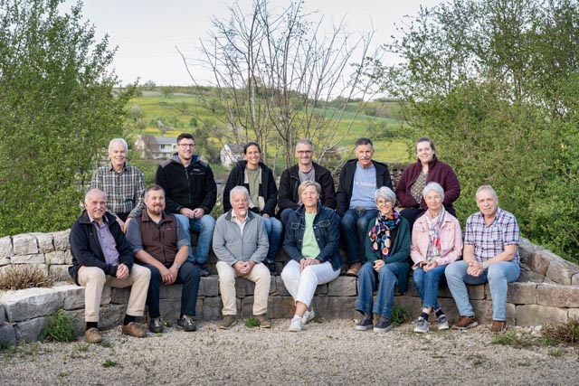 Das OK Natur- und Kultur-Woche 2026 (von links): hinten: Martin Müller, Matthias Wipfli, Sarah Buchmann, Thomas Studer, Guido Treier, Johanna Rey, vorne: Christoph Benz, Jeremias Boss, Kurt Aerni, Yvonne Bieri, Andrea Böller, Alice Bieli, Werner Habermacher. Foto: zVg