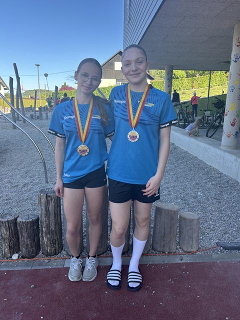 Ebenfalls erfolgreich: Die beiden älteren Athletinnen Malina Ernst (links) und Lina Caruso (rechts). Foto: zVg