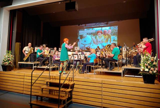 Die Musikgesellschaft Hornussen mit dem Dirigenten Ruedi Obrist als «Pippi Langstrumpf». Foto: zvg