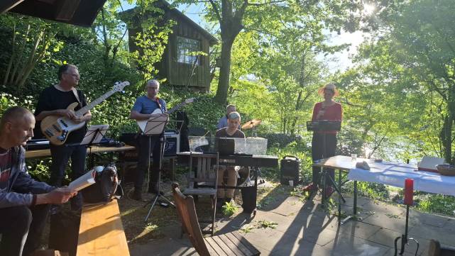 Eine fünfköpfige Band sorgte für den musikalischen Rahmen.