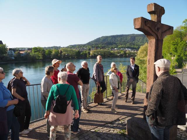 Stadtführer Martin Frey berichtete am Originalkreuz aus dem Jahr 1600 über die Geschichte der Schönauer.