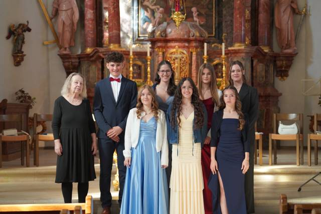 Die Pfarrerin mit den Konfirmierten, von links: Ramon Sacher, Ilana Hochstrasser, Lucie und Sina Fleig, Elim Isch, Mara Hasler, Jara von Arx.