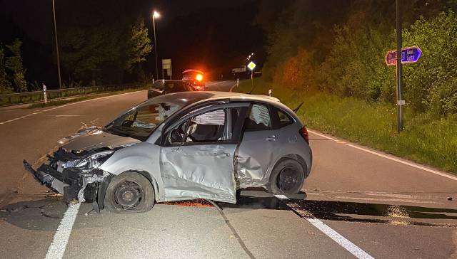 Die Polizei fand ein stark beschädigtes, verlassenes Fahrzeug vor, konnte aber den Fahrer ausfindig machen.