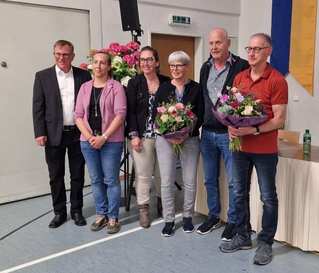 Gemeindepräsident Christian Kramer, Gemeinderätin Beatrice Wochele Bindschädler, Gemeinderätin Sandra Hauri, Schulverwalterin Marianne Steinacher, Schulverwalter Martin Steinacher, ehem. Leiter Hausdienste Marcel Erdin (von links)