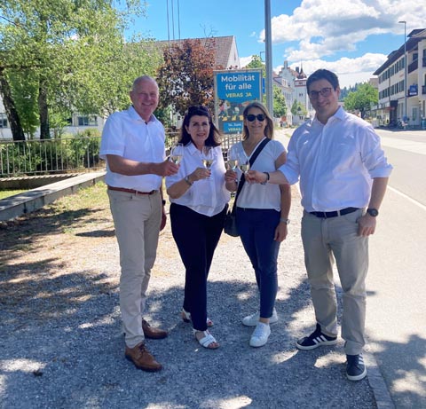  Freude bei den Befürwortern von VERAS: Landammann Stephan Attiger (Verkehrsdirektor Kanton Aargau), Carmen Suter (Gemeindepräsidentin Suhr), Marianne Kamm (Verbandssekretärin Aarg. Verkehrskonferenz), Grossrat Stefan Huwyler (Präsident Aarg. Verkehrskonferenz, Kampagnenleiter) (von links). Foto: zVg