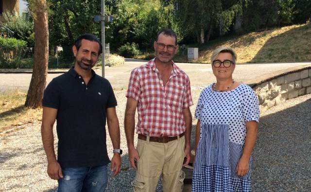 Vizeammann Marco Cafaro, Jubilar Alexander Riner und Frau Gemeindeammann Esther Herzog. Foto: zVg