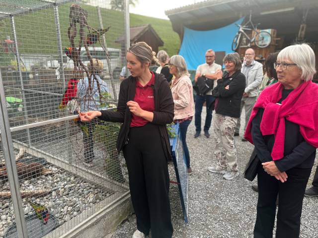 Noemi Appert führte die Gäste in die Welt der exotischen Vögel ein. Foto: Sonja Fasler