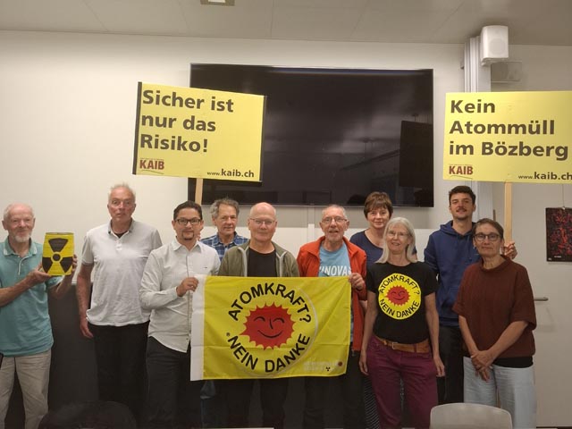 Teilnehmende der KAIB-Jahresversammlung 2026 bekennen Farbe. Foto: zVg