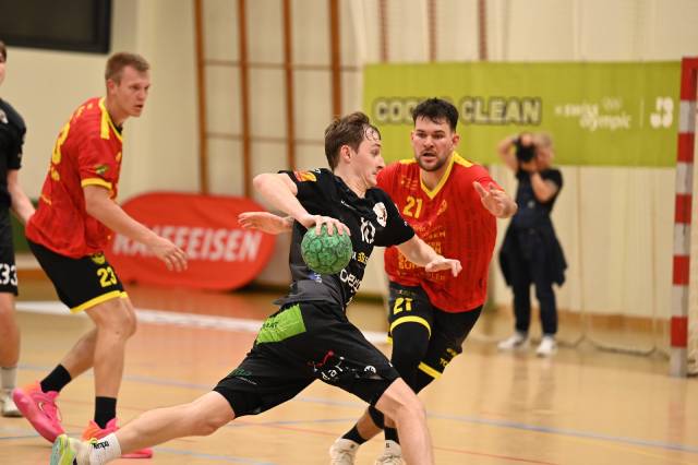Jorden Lindner verteidigt gegen Joël Wick, der sechs Treffer aus zehn Versuchen meistert.