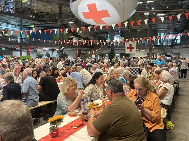 Begegnungen, Gespräche und gemeinsames Feiern: Rund 600 Freiwillige mit Begleitpersonen sowie Mitarbeitende kamen zum ersten gemeinsamen SRK-Fäscht des Aargauer Roten Kreuzes zusammen. Foto: zVg