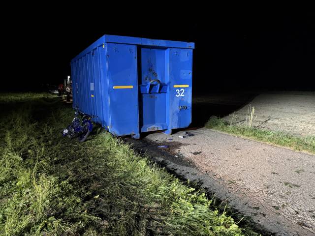 Schwer verletzt wurde ein junger Mofa-Fahrer, als er gegen einen Müllcontainer fuhr.